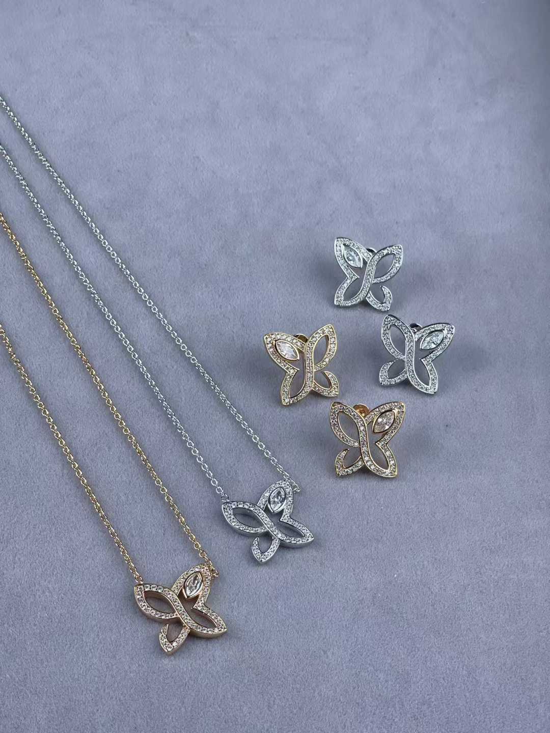 “Close-up of Infinite Lily Cluster diamond setting Harry Winston pendant”