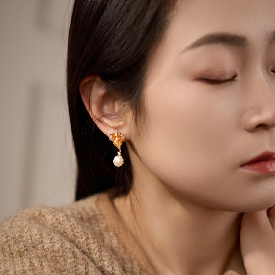 “Maple Whisper Freshwater Pearl Earrings – gold-plated sterling silver dangle design”