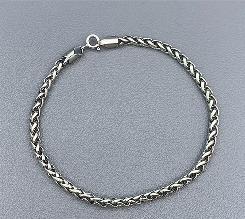 Elevate your style with the Men’s 4mm Cuban Link Chain Bracelet in solid 925 sterling silver. A sleek hip-hop classic and the perfect gift for him.