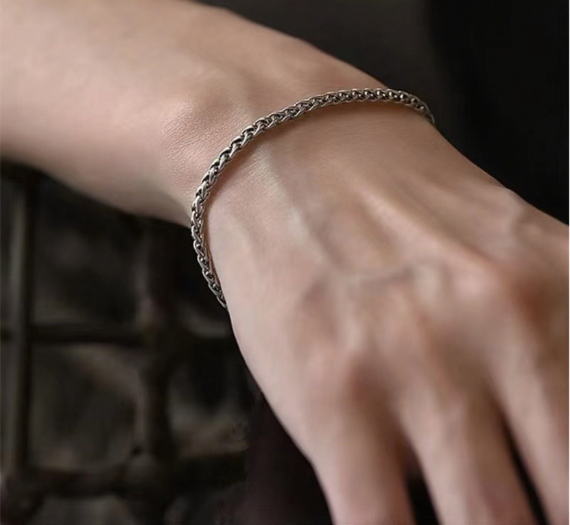Elevate your style with the Men’s 4mm Cuban Link Chain Bracelet in solid 925 sterling silver. A sleek hip-hop classic and the perfect gift for him.
