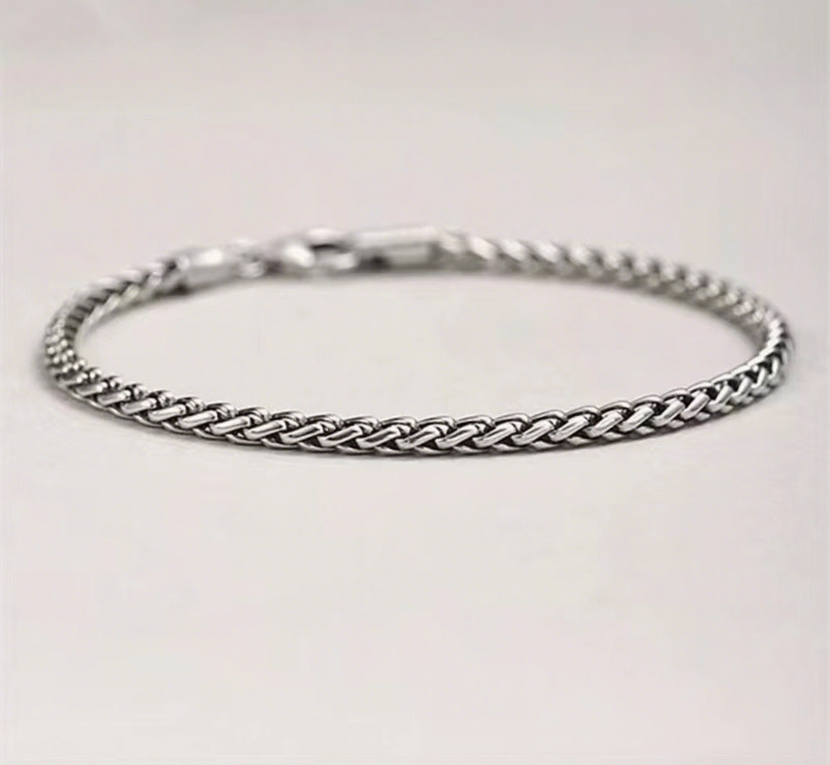 Elevate your style with the Men’s 4mm Cuban Link Chain Bracelet in solid 925 sterling silver. A sleek hip-hop classic and the perfect gift for him.