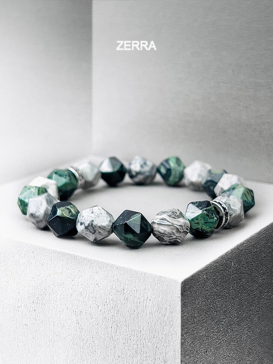 Bracelet with green and white beads on a gray background, featuring the brand 'Zerra'.