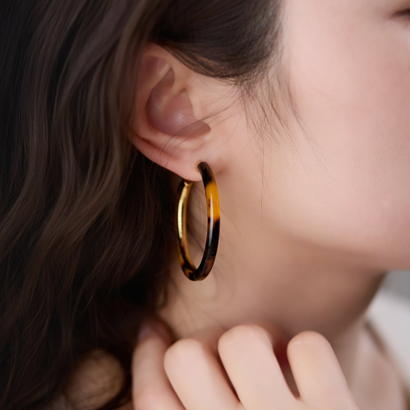 Model Wearing Large Tortoiseshell Hoop Earrings – Bold Retro Glam Look