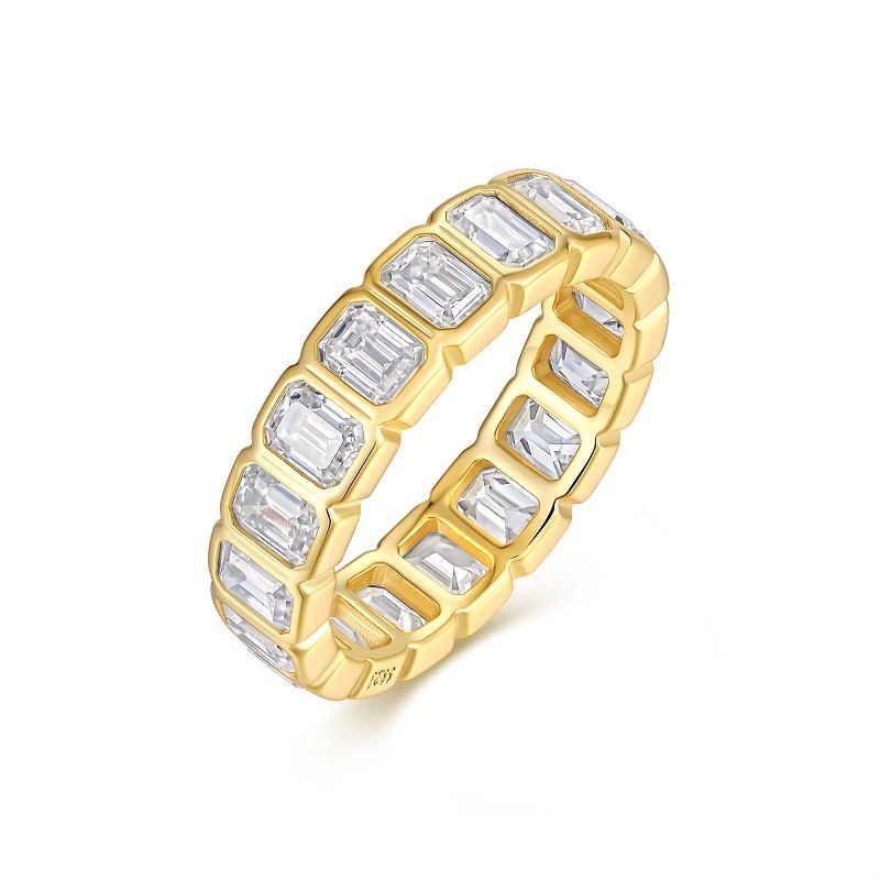  Gold chain ring on neutral background. Alt: “18K Gold Moissanite Cuban Link Ring – Dainty Chain Ring.”