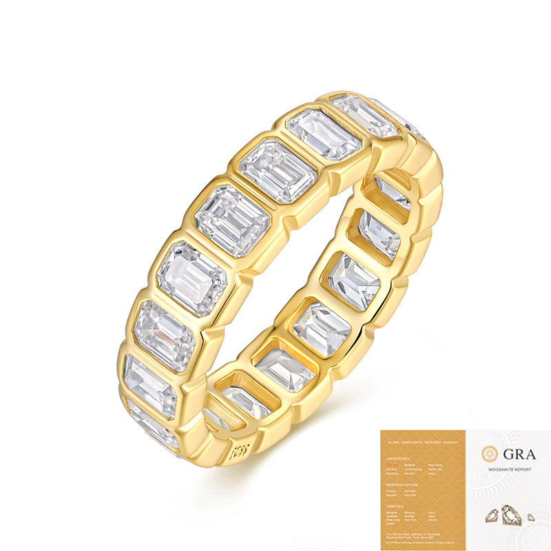  Gold chain ring on neutral background. Alt: “18K Gold Moissanite Cuban Link Ring – Dainty Chain Ring.”
