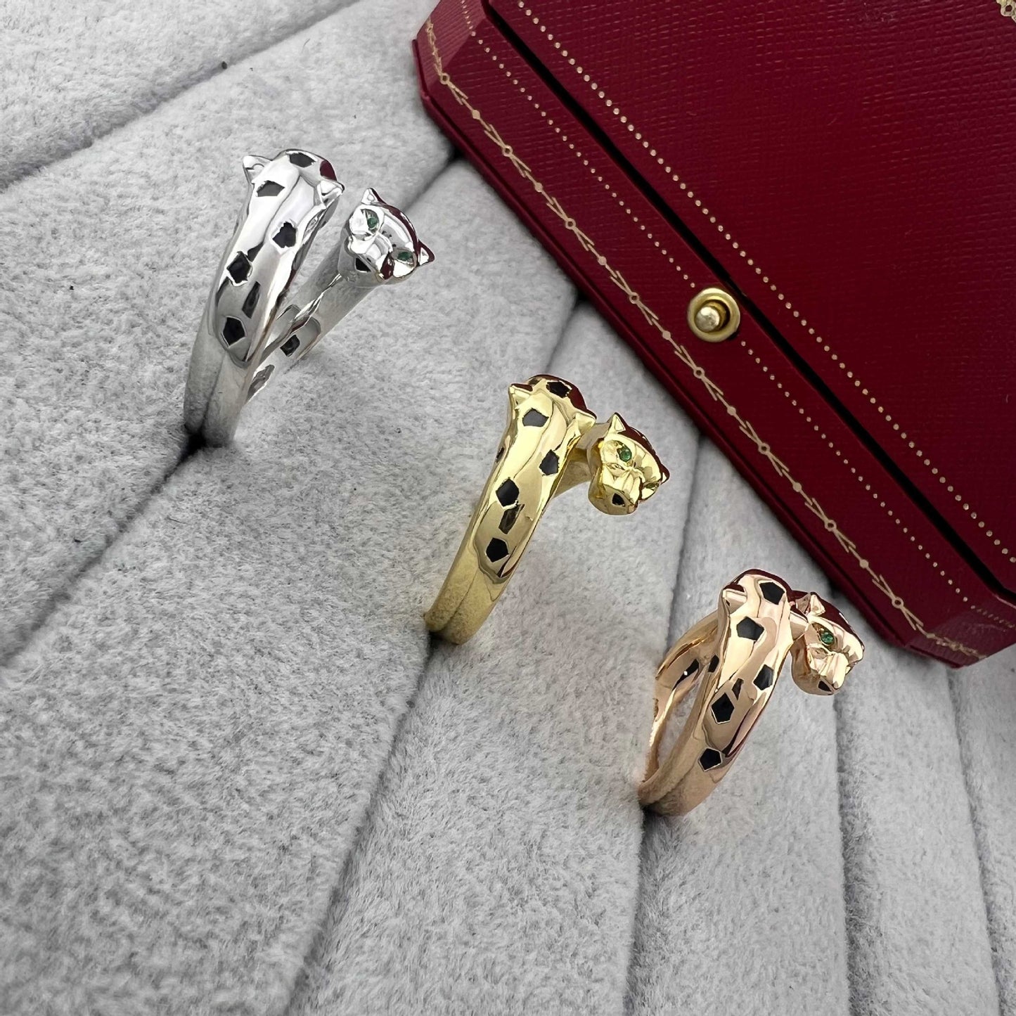 Zerra Jewelry Cartier Panthère de ring narrow model with garnet stones and black lacquer accents, elegant and luxurious jewelry piece.