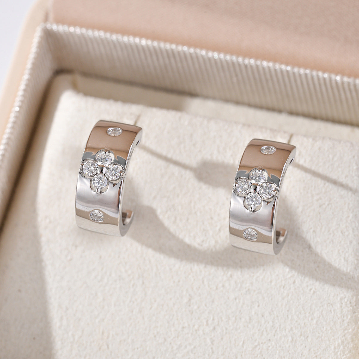  Yellow gold 8mm clover moissanite studs on neutral background. Alt: “8mm Four-Leaf Clover Moissanite Earrings – 18K Yellow Gold.”
