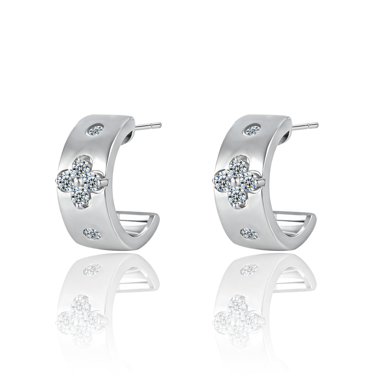  Yellow gold 8mm clover moissanite studs on neutral background. Alt: “8mm Four-Leaf Clover Moissanite Earrings – 18K Yellow Gold.”