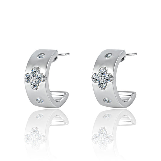  Yellow gold 8mm clover moissanite studs on neutral background. Alt: “8mm Four-Leaf Clover Moissanite Earrings – 18K Yellow Gold.”