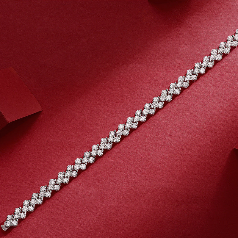  Macro of continuous heart-shaped moissanite stones. Alt: “Heart Moissanite Tennis Bracelet Detail.”