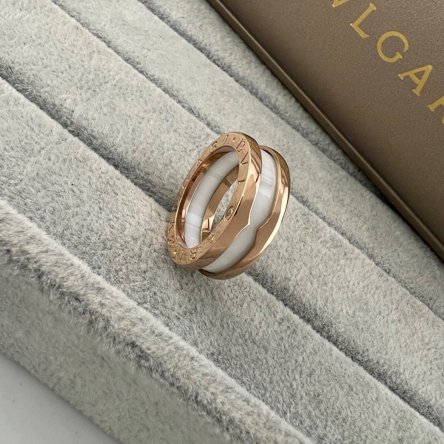 BVLGARI B.zero1 one-band ring  with white ceramic spiral