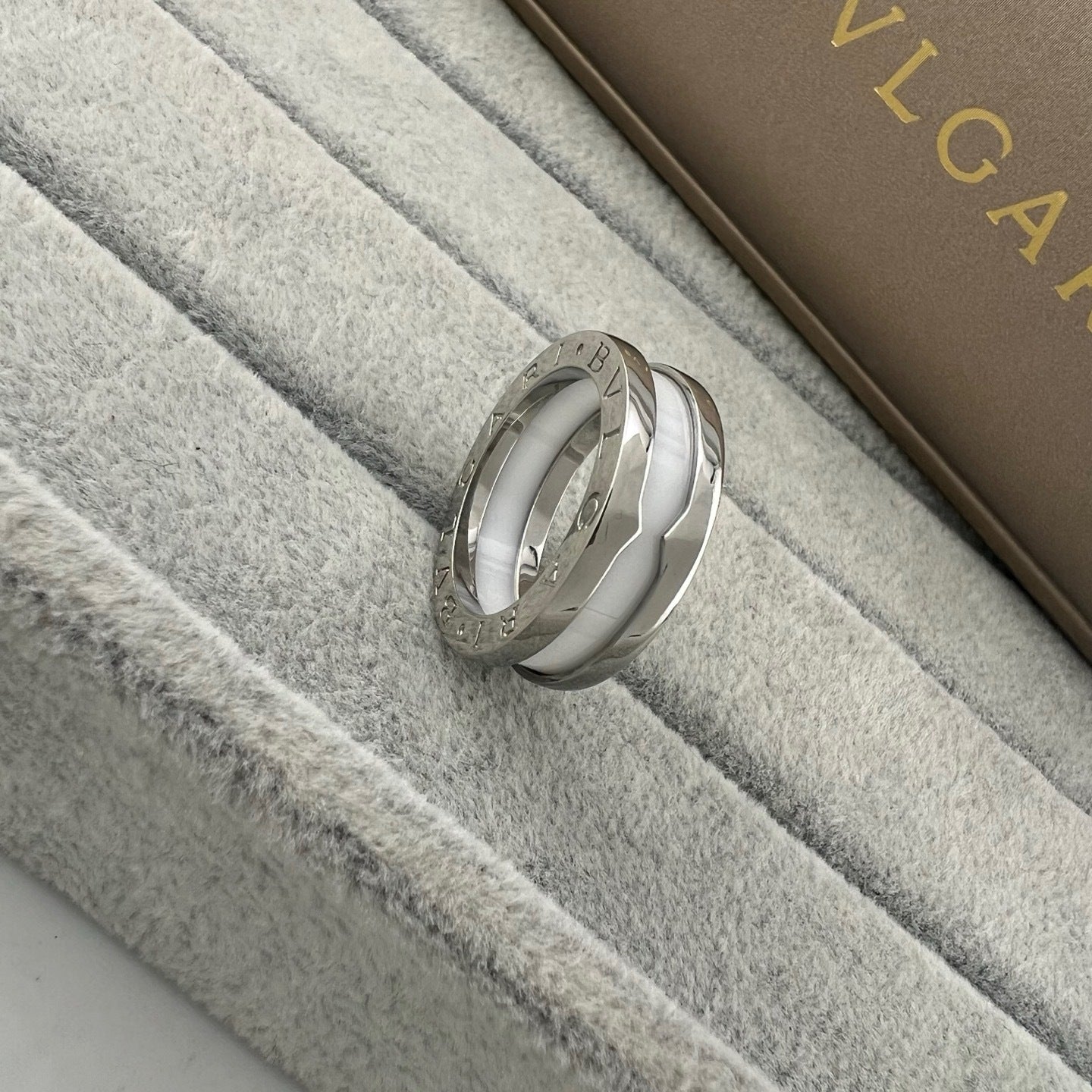 BVLGARI B.zero1 one-band ring  with white ceramic spiral