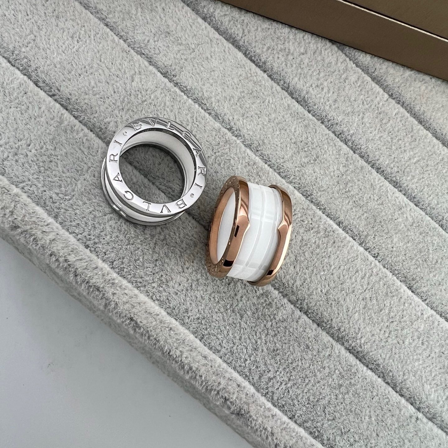 BVLGARI B.zero1 three-band ring with white ceramic spiral