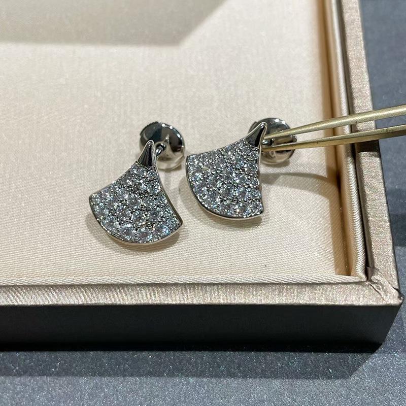 Bvlgari  Divas’ Dream Earrings with glittery finish on a display box
