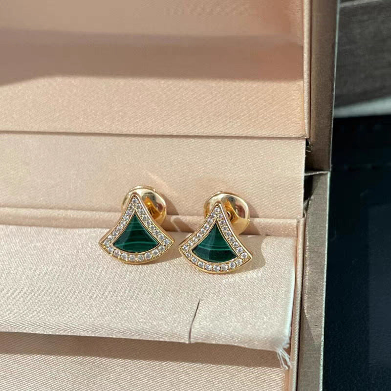 Bvlgari  Divas’ Dream Earringswith green gemstones on a jewelry box