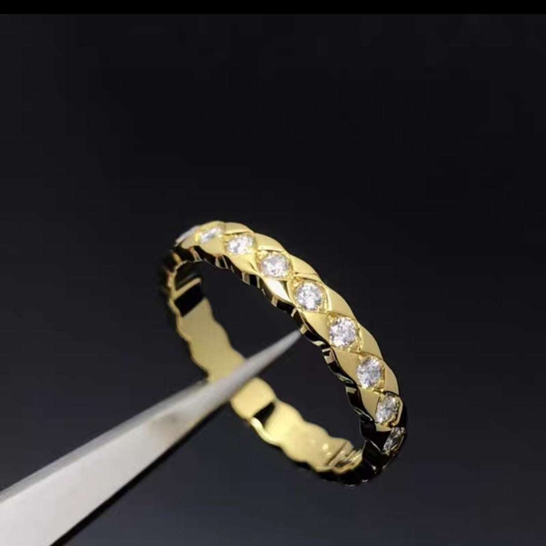 Chanel_COCO_CRUSH_RING_Diamond diamonds on a black background