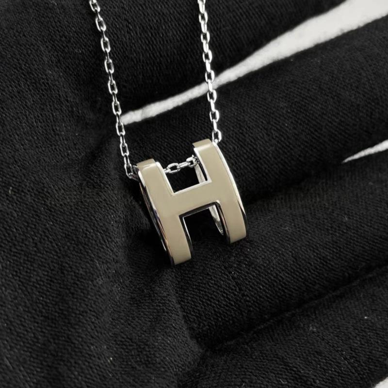 High-End “H” Enamel Pendant Necklace 