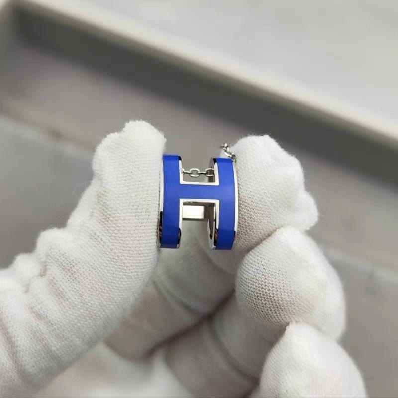 High-End “H” Enamel Pendant Necklace 