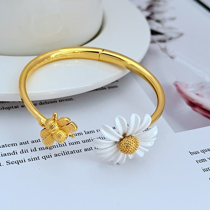 Bracelet on a clean white or soft honeycomb-patterned background, highlighting the enamel bee charm. Alt: “Kate Spade Bee Bracelet – Gold Enamel Bee Charm Jewelry.”