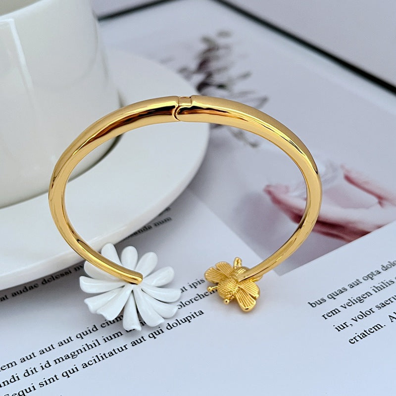 Bracelet on a clean white or soft honeycomb-patterned background, highlighting the enamel bee charm. Alt: “Kate Spade Bee Bracelet – Gold Enamel Bee Charm Jewelry.”