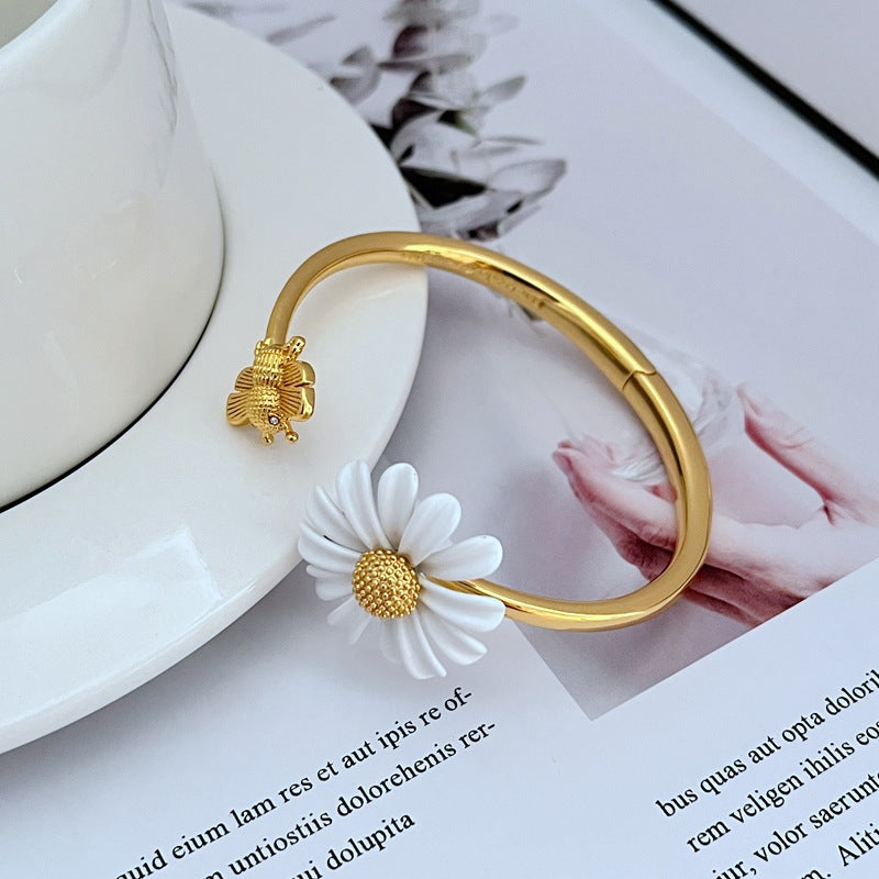 Bracelet on a clean white or soft honeycomb-patterned background, highlighting the enamel bee charm. Alt: “Kate Spade Bee Bracelet – Gold Enamel Bee Charm Jewelry.”