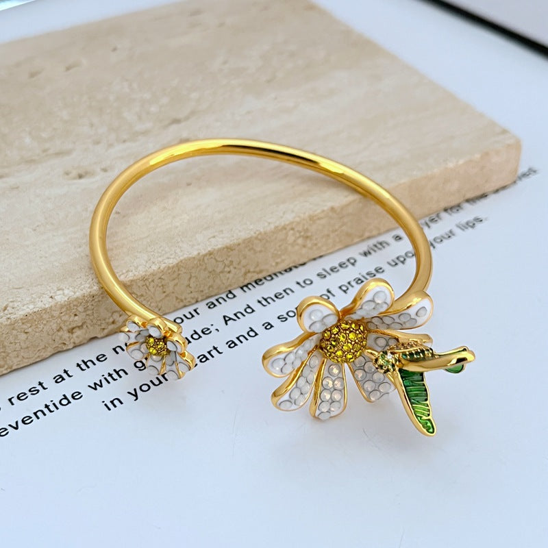  Cuff bangle on a clean white or soft blush background, highlighting the crystal daisy and pearl center. Alt: “Kate Spade Dazzling Daisy Flex Cuff Bangle – Crystal Flower Bracelet.”