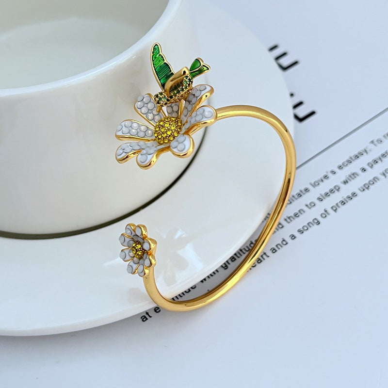  Cuff bangle on a clean white or soft blush background, highlighting the crystal daisy and pearl center. Alt: “Kate Spade Dazzling Daisy Flex Cuff Bangle – Crystal Flower Bracelet.”
