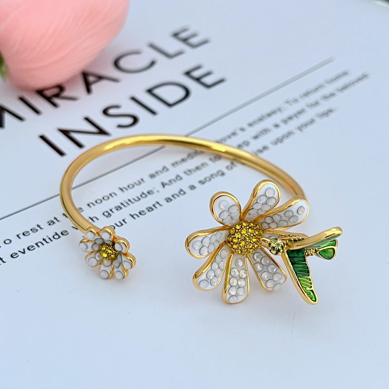  Cuff bangle on a clean white or soft blush background, highlighting the crystal daisy and pearl center. Alt: “Kate Spade Dazzling Daisy Flex Cuff Bangle – Crystal Flower Bracelet.”