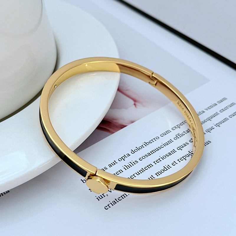 Bracelet on a clean white or light grey background, highlighting the pearl and crystal details. Alt: “Kate Spade New York White Bracelet – Pearl and Crystal Statement Jewelry.”