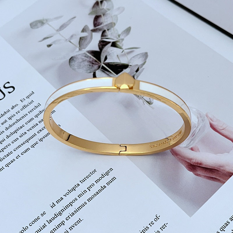 Bracelet on a clean white or light grey background, highlighting the pearl and crystal details. Alt: “Kate Spade New York White Bracelet – Pearl and Crystal Statement Jewelry.”