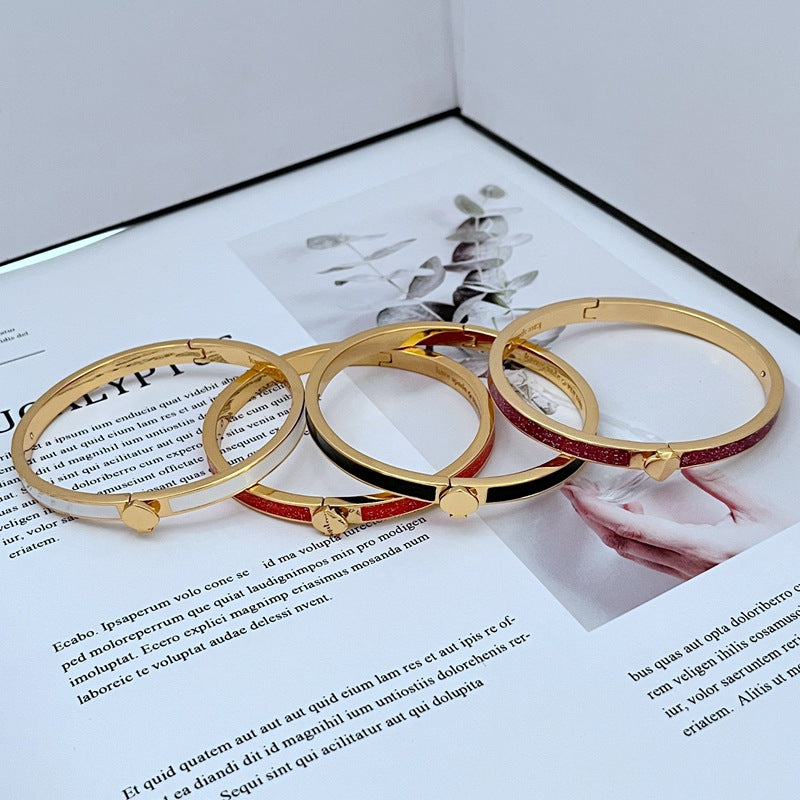 Bracelet on a clean white or light grey background, highlighting the pearl and crystal details. Alt: “Kate Spade New York White Bracelet – Pearl and Crystal Statement Jewelry.”