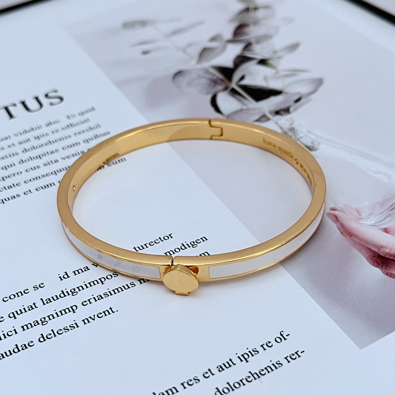 Bracelet on a clean white or light grey background, highlighting the pearl and crystal details. Alt: “Kate Spade New York White Bracelet – Pearl and Crystal Statement Jewelry.”