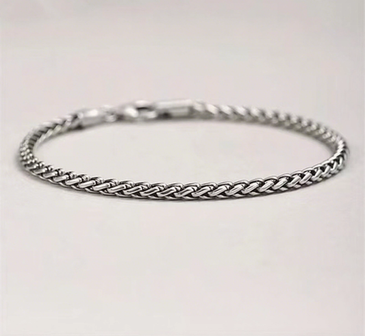 Elevate your style with the Men’s 4mm Cuban Link Chain Bracelet in solid 925 sterling silver. A sleek hip-hop classic and the perfect gift for him.