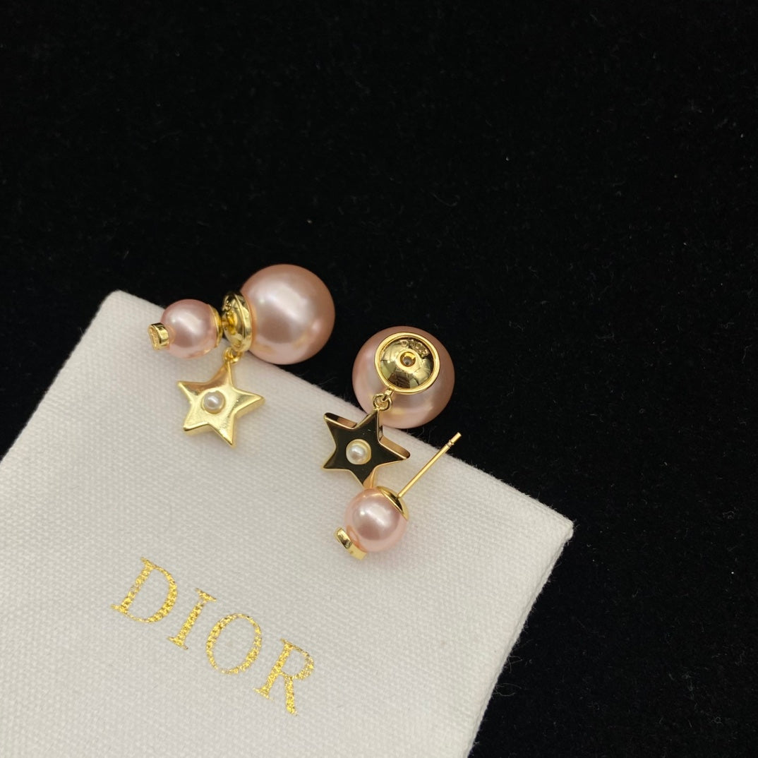 Pearl earrings Dior Gold in PearlPearl earrings with gold accents on a Dior branded pouch