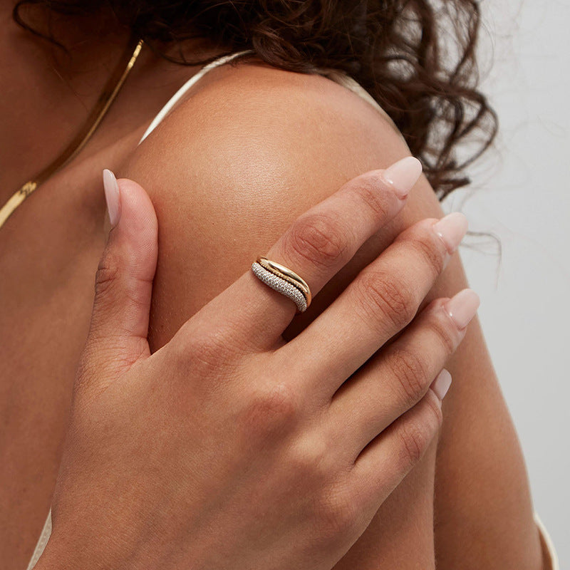 “Woman wearing elegant minimalist geometric silver ring with light luxury style”