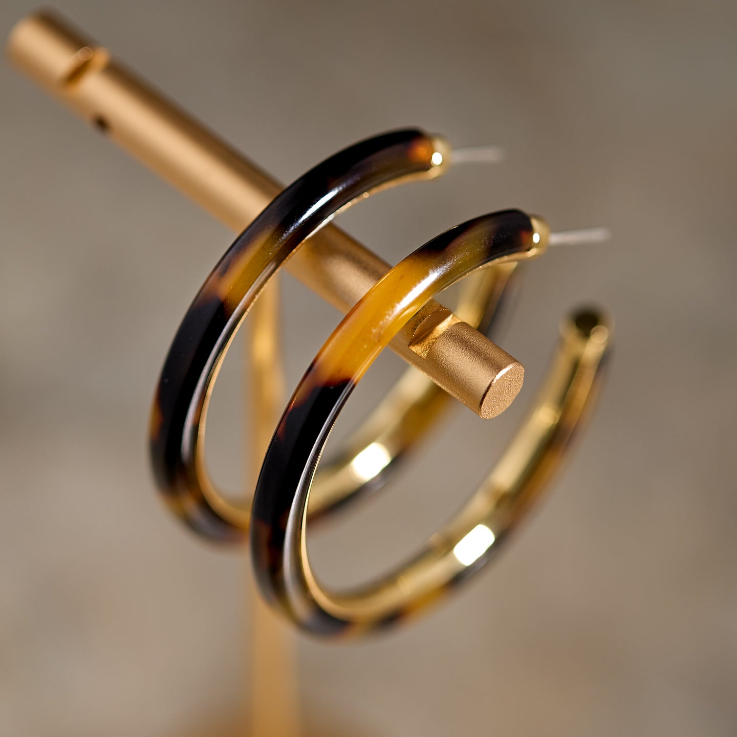 Close-up of Vintage Brown Tortoiseshell Hoop Earrings – Glossy Finishbackground