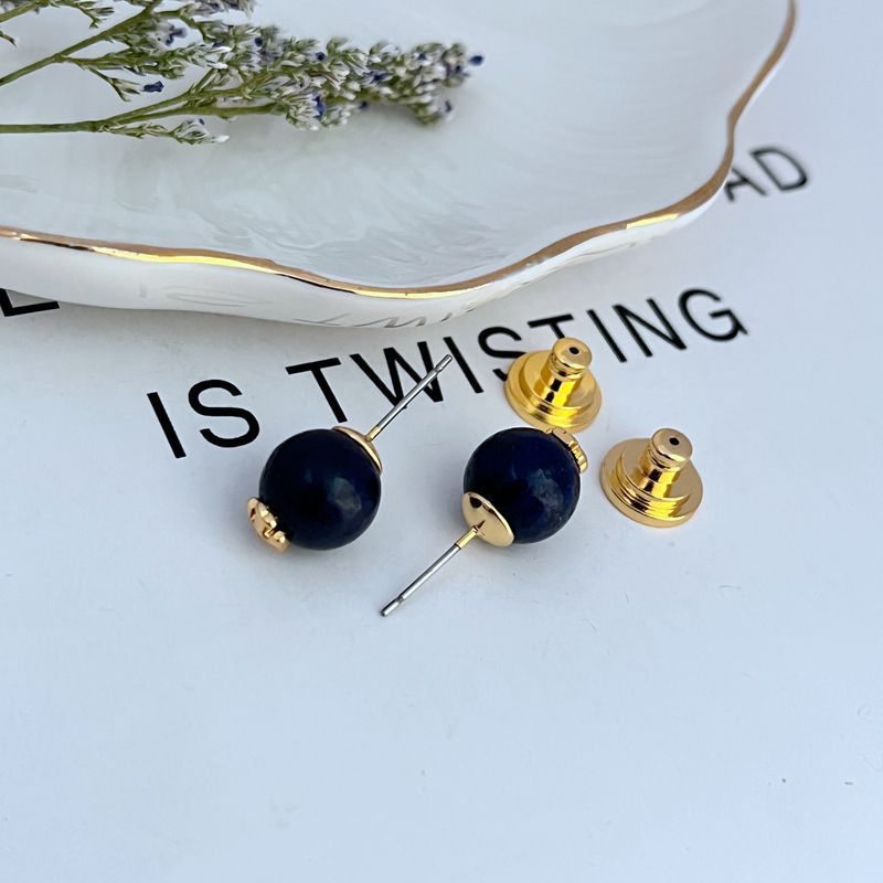 : Image showing the connector and the closure mechanism (fishhook or post), highlighting the delicate construction and secure fit.