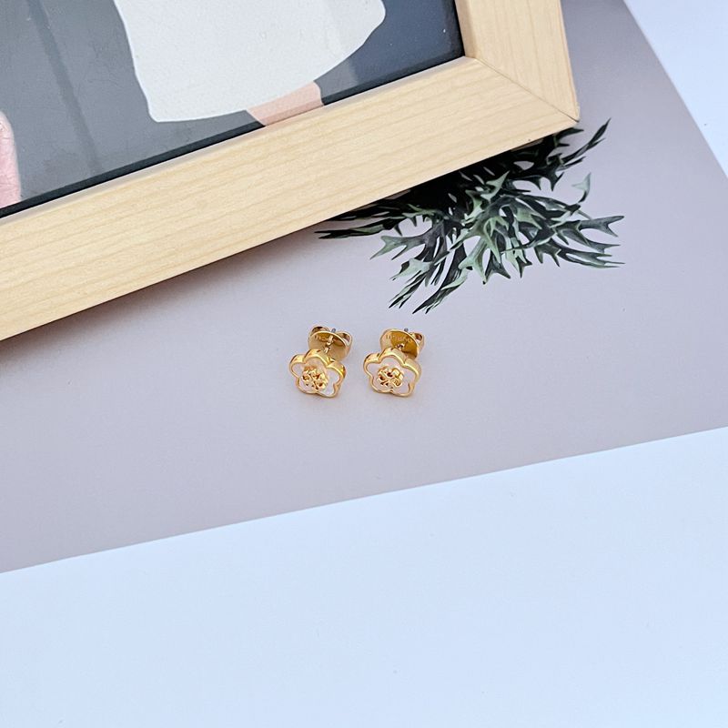  Extreme close-up focusing on the texture of the flower petals and the smooth, glossy finish of the enamel center, highlighting the craftsmanship.