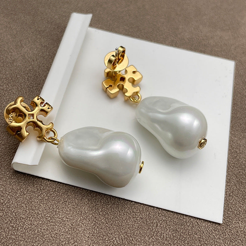 Close-up focusing on the pearl and its setting, showcasing the pearl’s smooth surface and the metal’s polished finish.