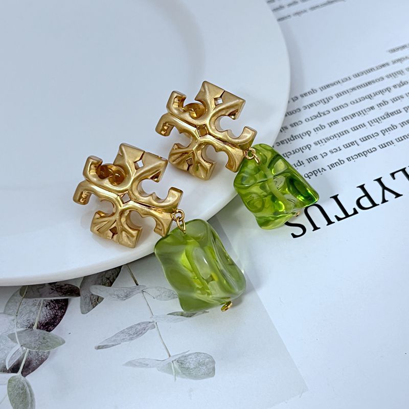  Image showing the elegant curve of the drop and the secure closure mechanism, emphasizing the design's fluidity and quality construction.