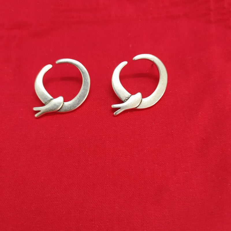 Earrings on deep blue or celestial background. Alt: “UNO de 50 Fly Me To The Moon Earrings – Silver Celestial Drops.”