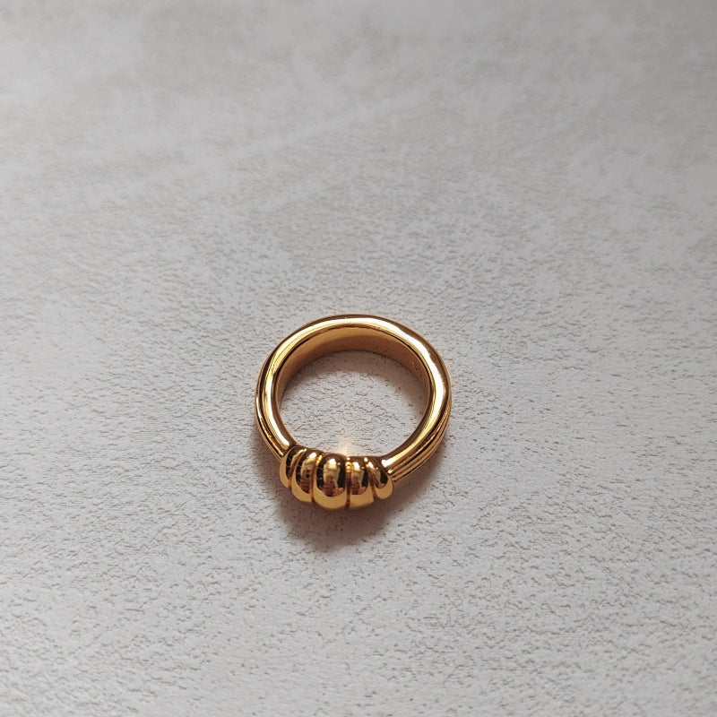 Knot ring on neutral background. Alt: “UNO de 50 Knot Knot Retired Silver Band Ring.”