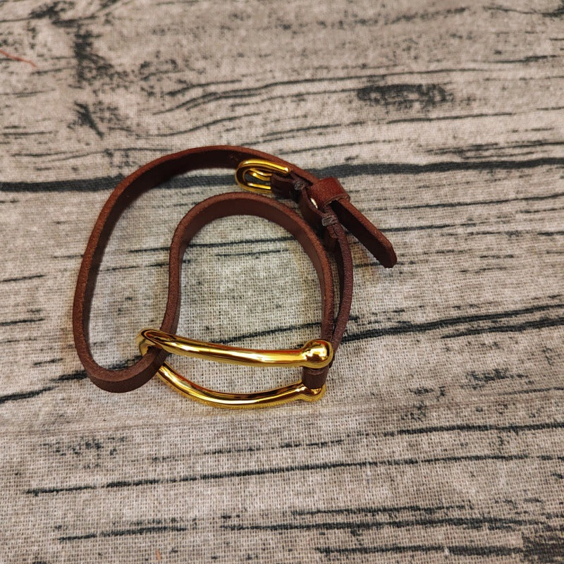  Leather bracelet on neutral background showing large central link. Alt: “UNO de 50 Leather Bracelet with Large Central Link.”