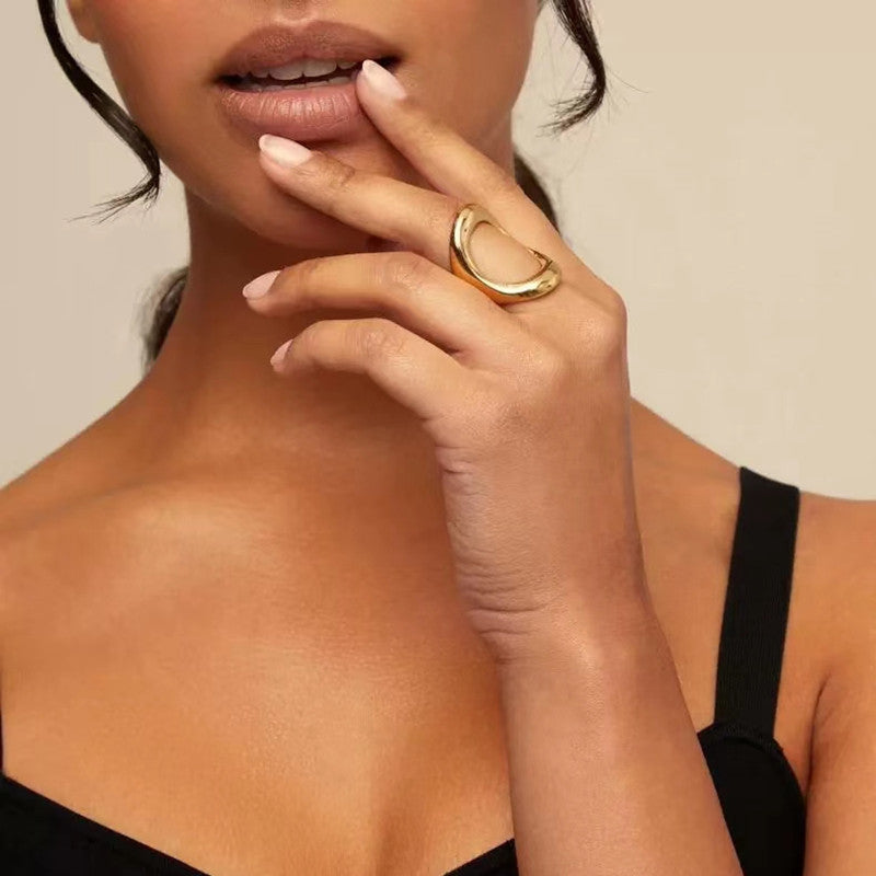 Ring worn as bold statement. Alt: “Sculptural Center: UNO de 50 Oval Ring.”