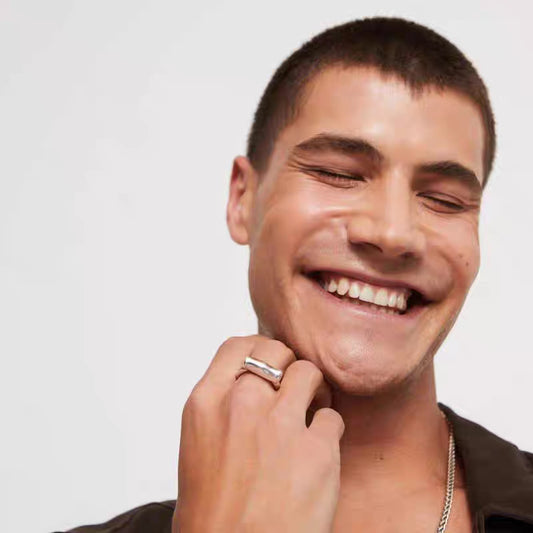 Ring worn as minimalist statement. Alt: “Architectural Edge: UNO de 50 Tube Ring.”