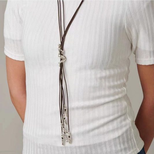 Long necklace displayed on neutral background. Alt: “UNO de 50 Skalator Long Necklace – Cascading Silver Links.”