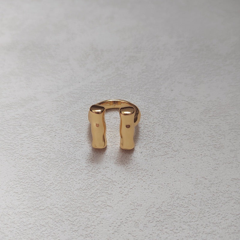 Ring on neutral background showing two vertical tubes. Alt: “UNO de 50 Sterling Silver Ring with Two Vertical Tubes.”
