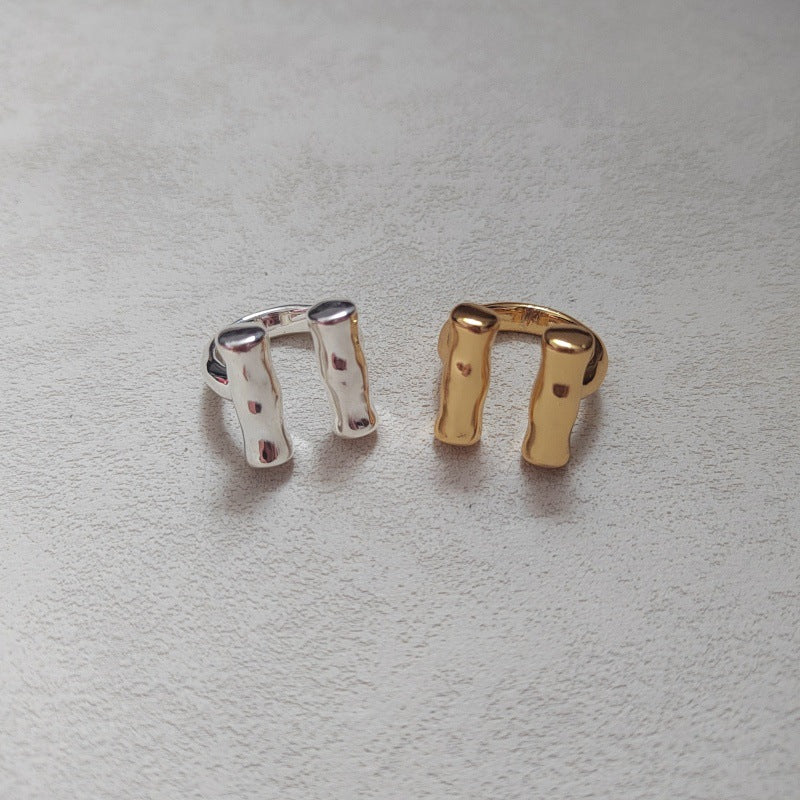 Ring on neutral background showing two vertical tubes. Alt: “UNO de 50 Sterling Silver Ring with Two Vertical Tubes.”