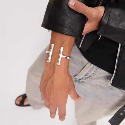  Bangle on neutral background showing two parallel tubes. Alt: “UNOde50 Bangle Bracelet with Two Long Tubes – Silver Tube Bangle.”
