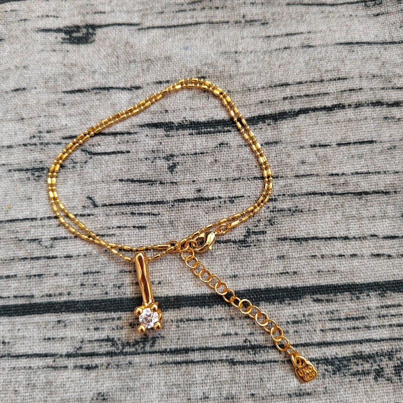  Necklace on neutral background. Alt: “UNOde50 Crystal Necklace – Silver Crystal Pendant.”